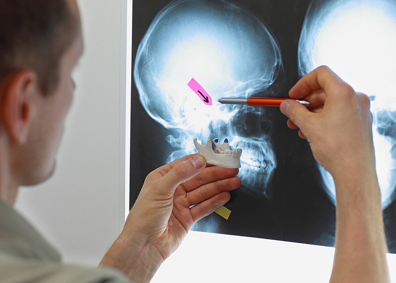 Funktions-/Kiefergelenksdiagnostik (CMD) | Zahnärzte Bielefeld Dr. Höing & Dr. Mertens Zahnschienen-Therapie - Hilfe bei Schmerzen und Verspannungen - Zahnärzte Bielefeld Dr. Höing & Dr. Mertens
